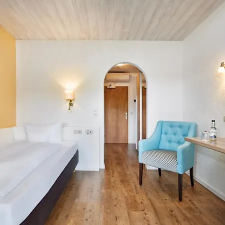 Hotel H+